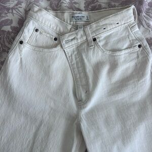 Abercrombie & Fitch Curve Love 90s Straight Ultra High Rise Jeans in Cream